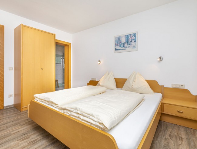 Schlafzimmer mit Doppelbett im Appartement 2