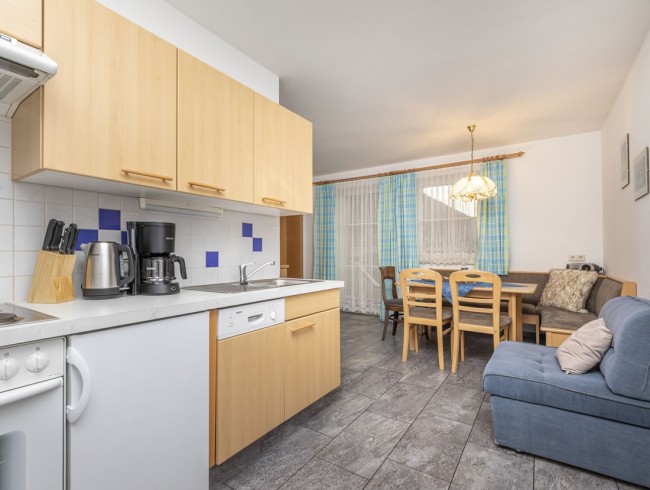 Wohnküche mit Essecke im Appartement 2
