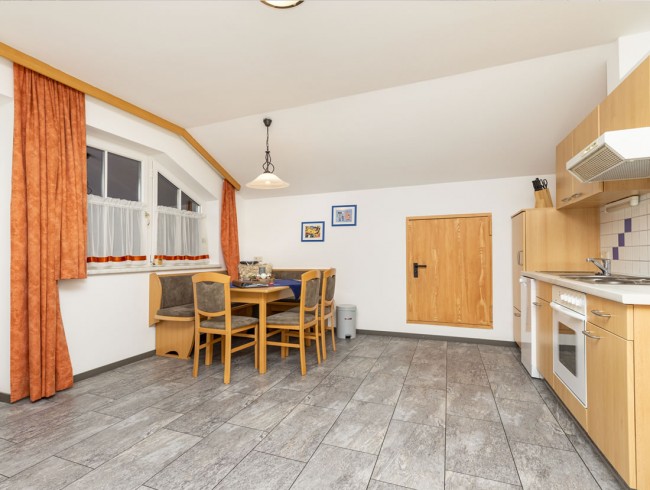 Wohnk&uuml;che mit Essecke im Appartement 3