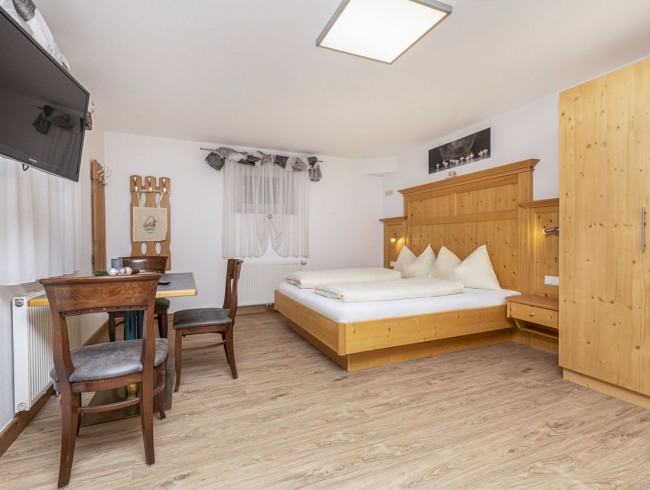 Studio mit Doppelbett, Ausziehcouch, Küchenzeile und Flat-TV